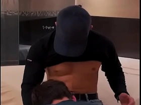 我给送气球的小哥额外小费，结果他把我操得爽翻天 video elated asian porn