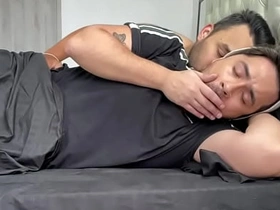 我继父搞糊涂了，以为我是他老婆，整晚待在他房间时插进了我的屁眼 japanese man well-pleased porn