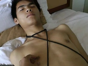 亚裔美少年束缚手活 chinese gay tied with porn