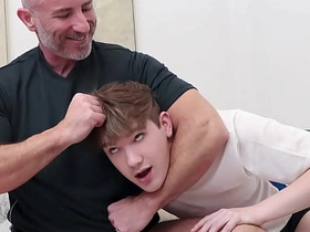 打游戏时继父发现我勃起，给我看真男人的大屌 chinese twitter porn happy-go-lucky