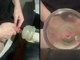 朋友帮忙往飞机杯里撒尿 第一视角 japanese cute boy merry porn