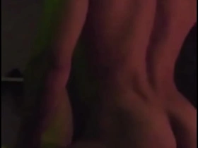 几杯酒下肚后，我那直男上司主动在酒店操了我 pinoy gay porn