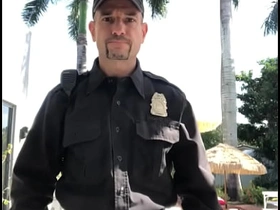 穿着制服警察服装在色情片拍摄现场 gay massage porn japan