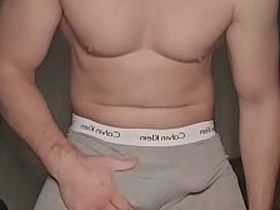 灰色Calvin Klein内裤猛男自慰！揉搓鼓包 掏出大屌 撸到最后一秒 japan gay public porn