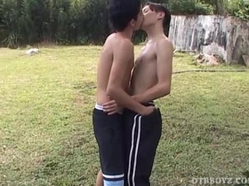 拉丁小鲜肉马里奥和莱昂纳多户外狂操 gay porn hot handsome