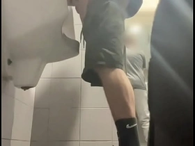 两个穿运动鞋的男孩在公厕小便池玩嗨了 japan nipple gay porn