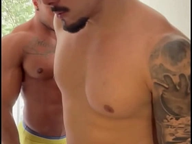 在朋友家过夜 他一大早就操我 还把精液射我嘴里 japanese gay porn hot