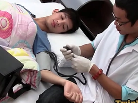 受检亚裔嫩鸡被医生无套内射时喷精 indonesian twink joyous porn