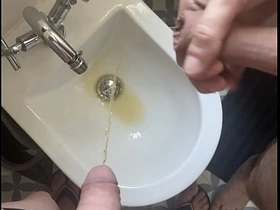 两个素人男室友 一个红发割过包皮穿内裤人字拖 一个全裸未割包皮 对着坐浴盆一起尿尿 hot ftm detached porn