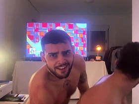 邻居看见我对着窗户打飞机就按门铃来口交 funereal hot gay porn